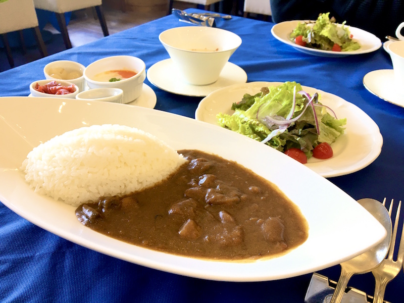 「護衛艦うみぎり海自カレー」のセット(税込み1,500円)。ちょうどよい辛さがやみつきになる味