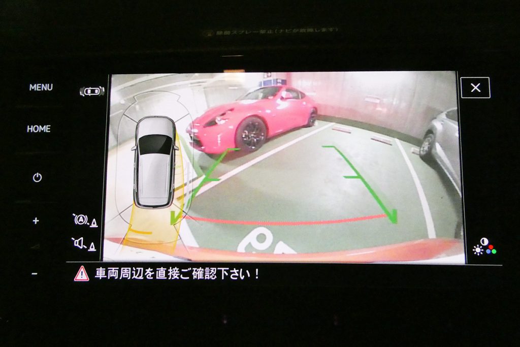 バックモニターにはガイドラインも表示されるので、駐車時に心強い