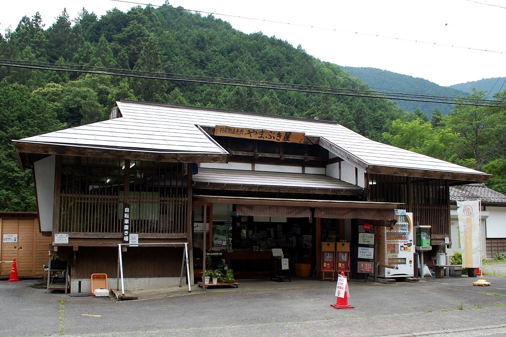 払沢の滝見学者用駐車場からやまぶき屋まで5kmほど。時間にして10分くらいの距離