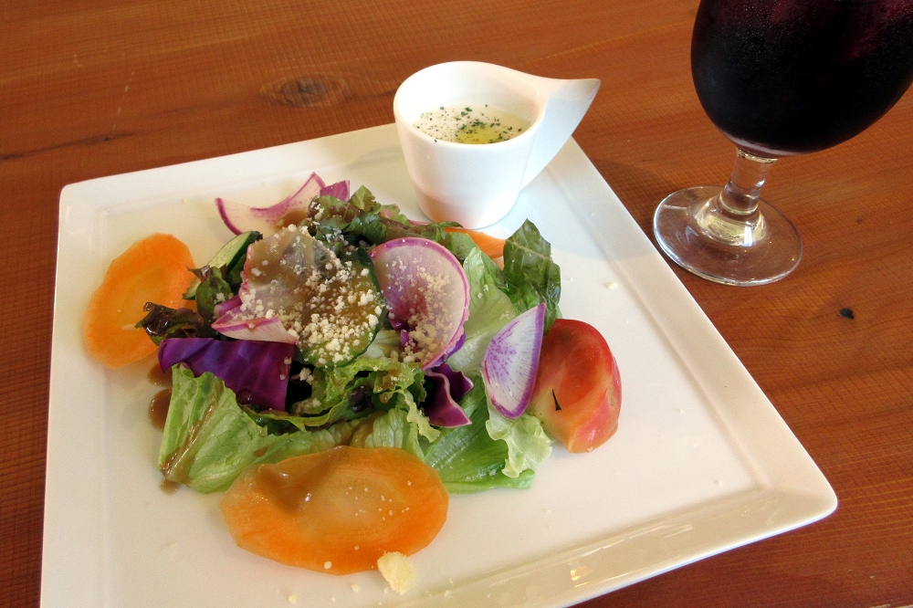 ランチセットはミニスープとサラダがプラスされ、代金はプラス400円(税込み)。この日のミニスープはビシソワーズ。山梨のぶどうジュース(赤)は700円(税込み)