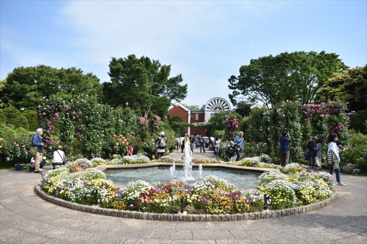 噴水の周りにはたくさんの花が咲き、訪れた人を楽しませていた