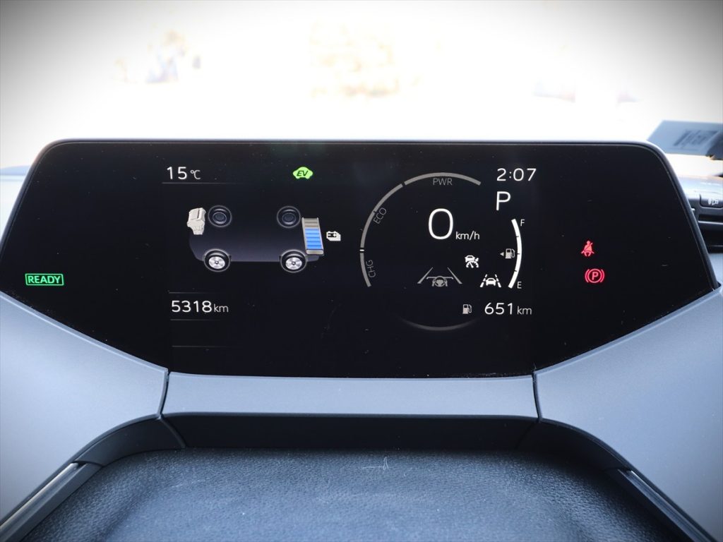 メーターはフルデジタルで、ハンドルのスイッチで表示する情報が切り替えられる