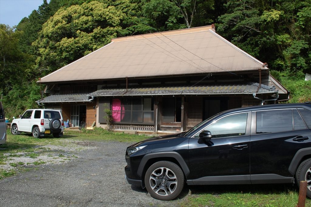敷地には古民家のほか畑と裏山があり、希望すれば利用することができる