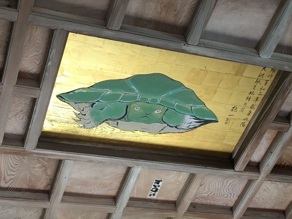 社殿の天井に描かれた、あらゆる厄災を祓うとされる「八方睨みの亀」