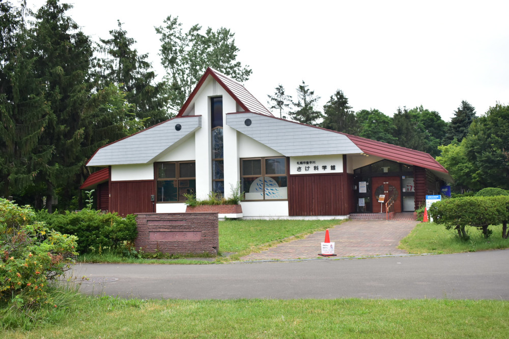 「札幌市豊平川さけ科学館」。館内の採卵ふ化室では、時期になるとサケの採卵受精作業や卵の飼育が行われるのをガラス越しに見学できる