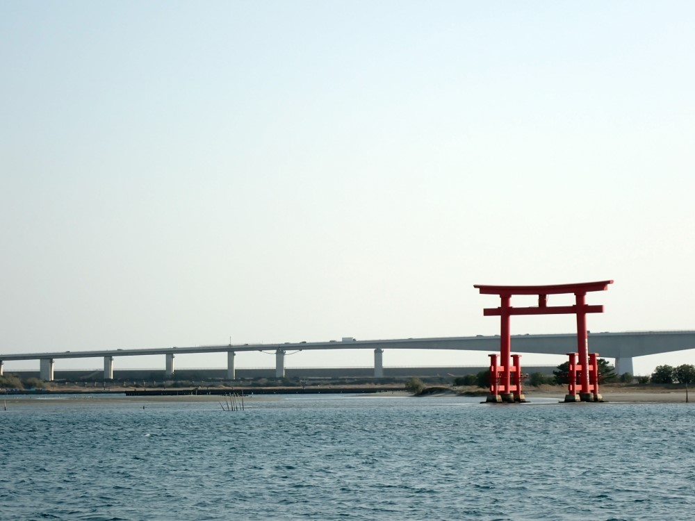 鳥居の奥に見えるのは、国道1号線の「浜名大橋」