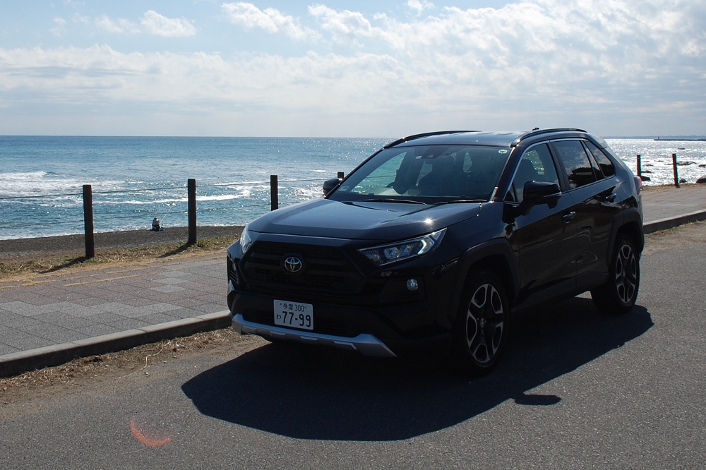 精悍な顔つきのRAV4は、晴れた海岸によく似合っていた