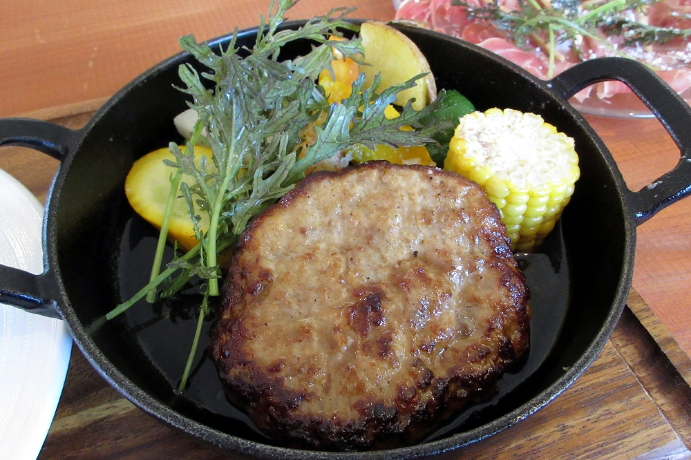 「八ヶ岳ハンバーグ」はライスが付いて1,300円(税込み)。ハンバーグ(150g)の枚数は増やすことができる(有料)