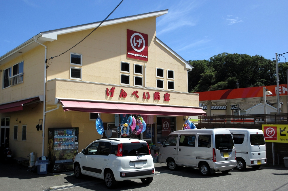 店舗は国道134号沿いにある。駐車場は通りをはさんで反対側にも用意されている