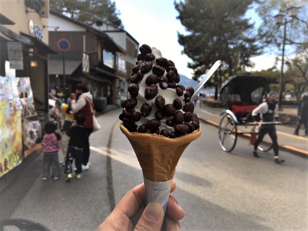「鹿ソフトクリーム(400円税込み)」。麦チョコが盛りだくさんの「鹿ソフトクリーム」は子ども達に大人気