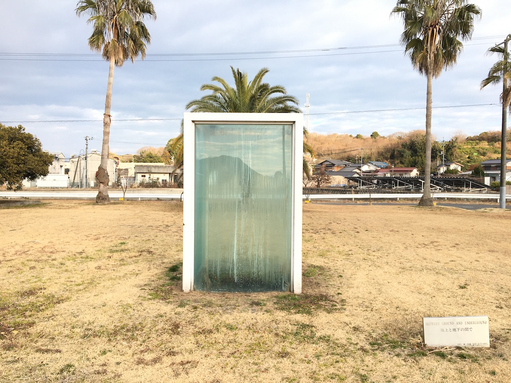 芝生の上に佇む「地上と地下の間で（崔　在銀 作）」
