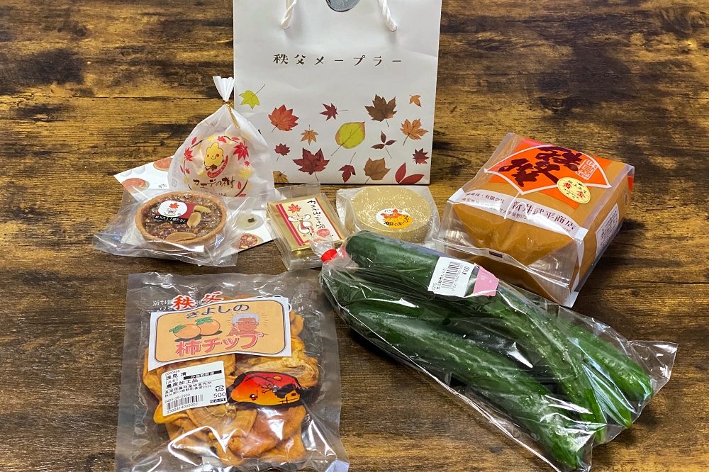 黄金味噌は1キロで1,170円。メープラーセットは4つの洋菓子が入って960円。キュウリは4本入りで100円！　「秩父きよしの柿チップ」は秩父ミューズパークの農林物産直売所で購入したもので500円。（すべて税込み）