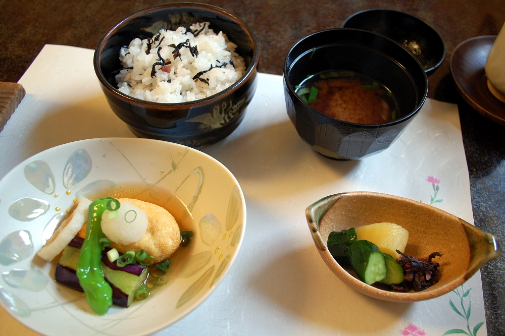 ご飯は、きざんだ梅のカリカリ漬けを混ぜたもの。揚げ物との相性は抜群