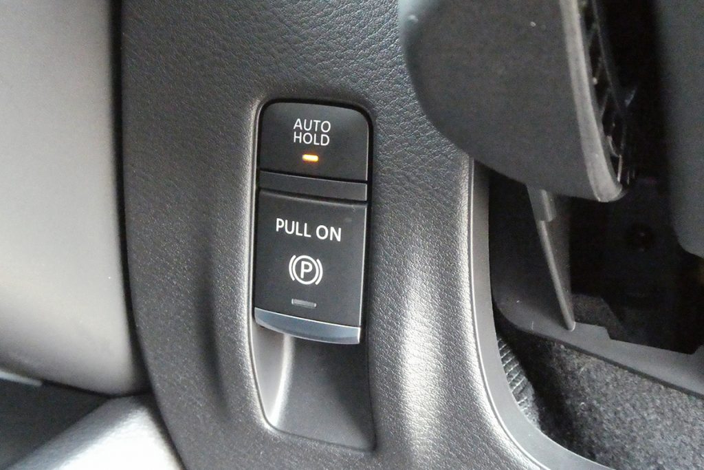 パーキングブレーキは電動式。オートホールドスイッチとともに、運転席の左足側に配置されている