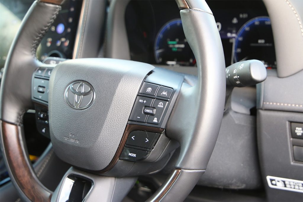 ACCなどの運転支援機能は、ステアリング右側のスイッチで操作する大きなクルマでの運転に嬉しい、カメラシステムも充実。「パノラミックビューモニター」により、クルマを上空から見下ろしたような視点で、周囲の安全確認が行なえます