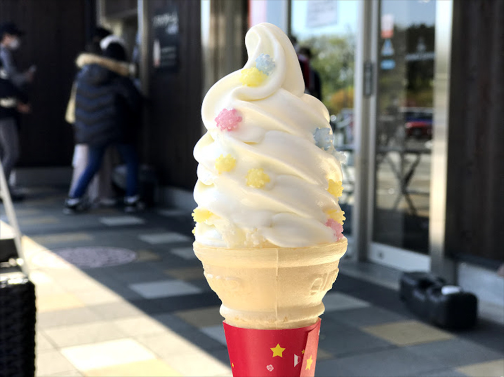  濃厚ソフトクリームにカラフルな星型あられがトッピング。「星ソフト」500円（税込み）　 