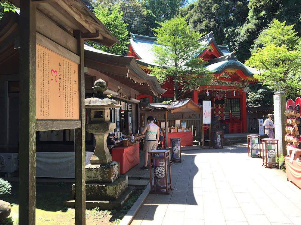 鮮やかな朱色の美しい社殿