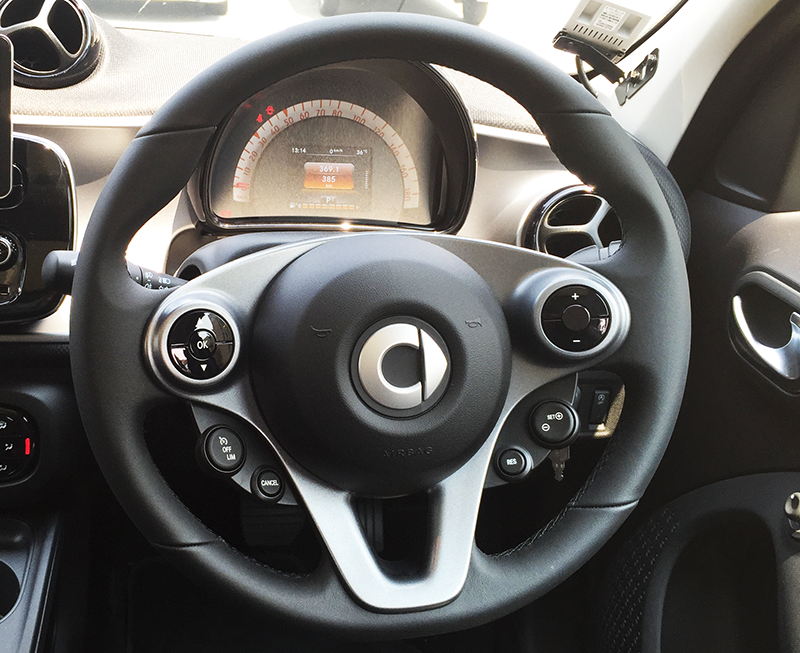 左右のスイッチで各種設定や車両情報などディスプレイの表示の切替が可能
