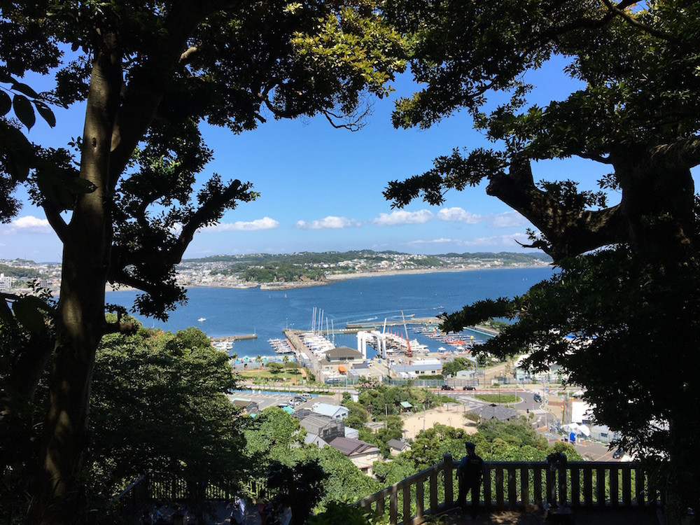 「辺津宮」へと降りる階段からの景色