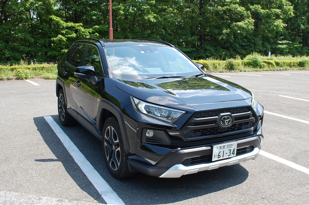 カレコで利用できる「RAV4」は2019年より国内販売された5代目モデル。スタイルの格好良さから発表と同時に話題となり、注文が殺到した