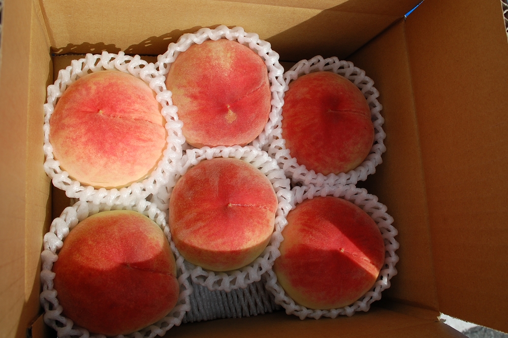 桃(一箱)は2,160円(税込み)