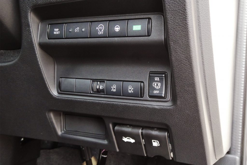 運転席右側にはパワースライドドアの開閉スイッチや給油口を開けるノブがある