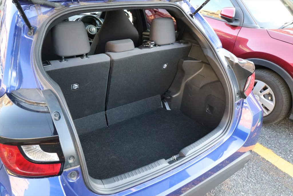 ヤリスの荷室。リヤゲートが傾斜しているため高さのあるものが積めない