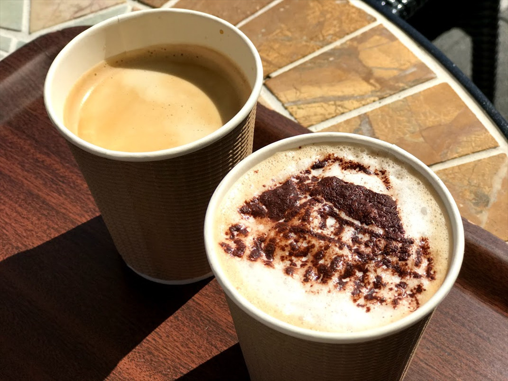  左：「有機コーヒー　Sサイズ」300円（税込み）。　右：富士山と「SKYWALK」の文字アートがある「スカイウォークラテ」400円（税込み） 