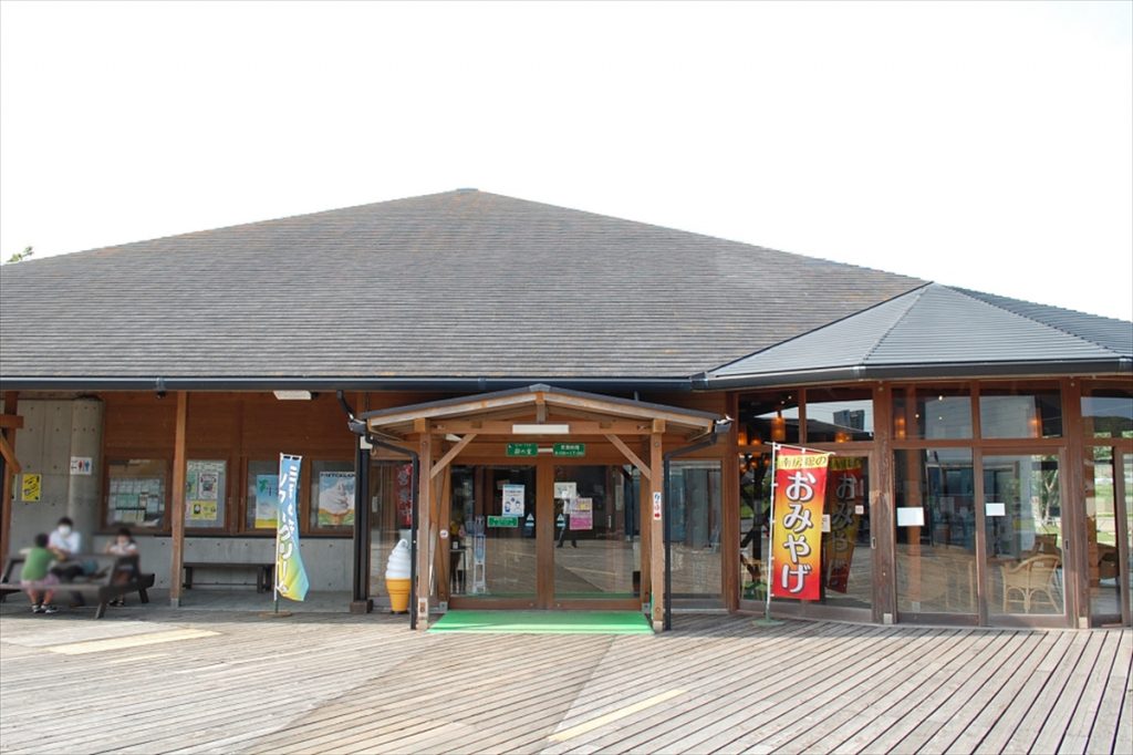 「三芳村 鄙の里」では牛乳をはじめとした乳製品や地産野菜のほか、ご当地ビールやお土産が購入できる