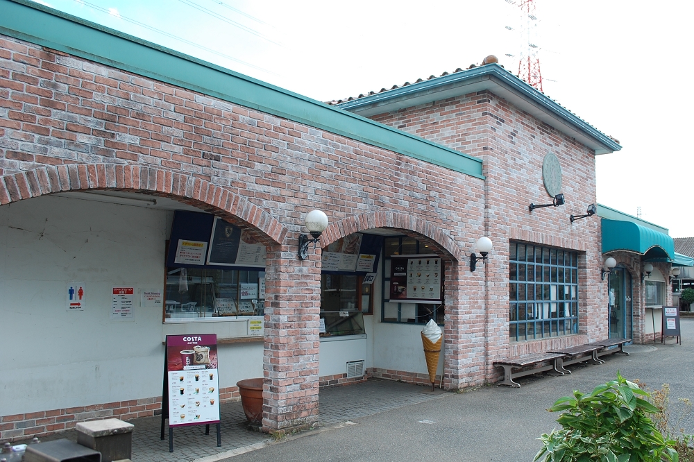 門から入って手前に売店、奥に精肉を扱う店舗がある