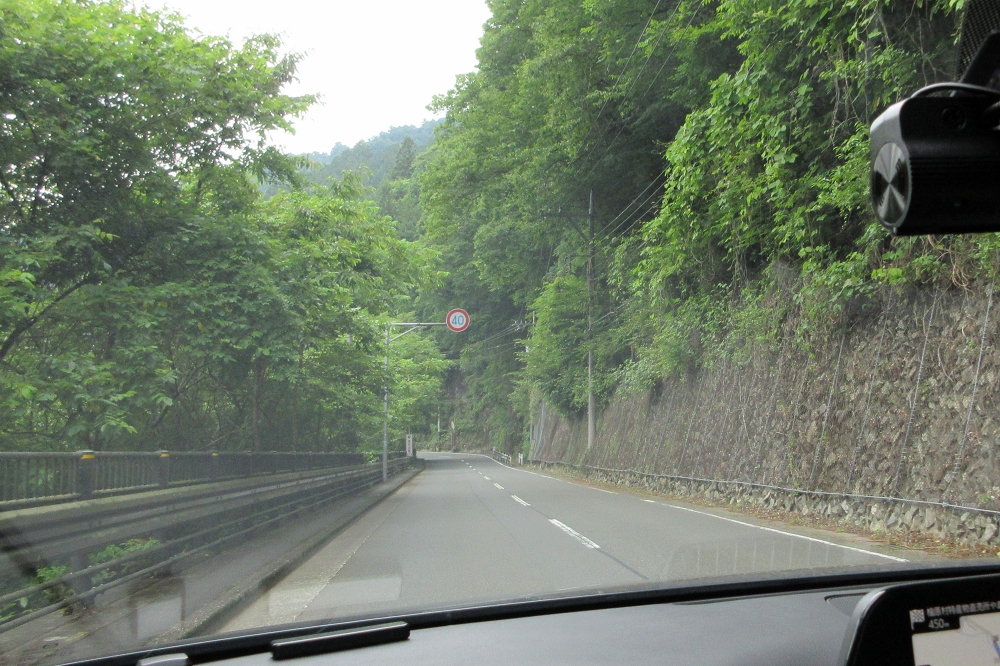 気持ちの良いワインディングが楽しめる、檜原街道~奥多摩周遊道路。奥多摩を回れるほど時間がなければ、途中の「檜原都民の森」に立ち寄って引き返すこともできる