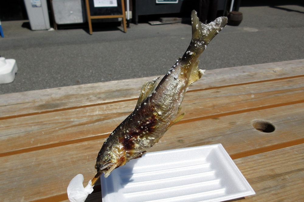 鮎の塩焼きは700円、子持ち鮎の塩焼きは800円（ともに税込み）