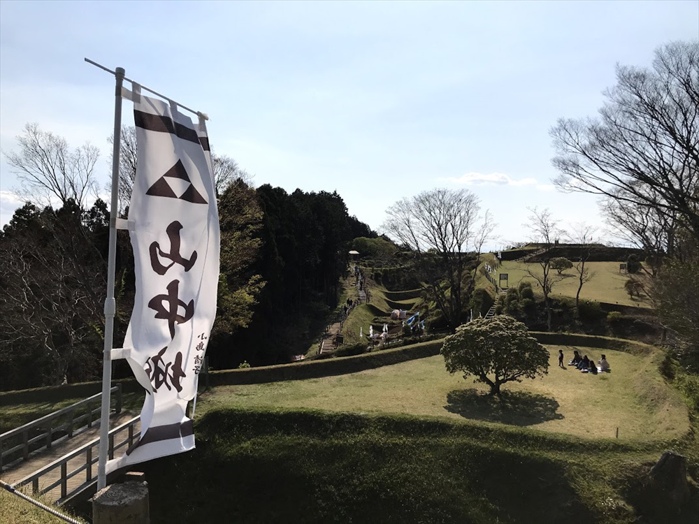 畝堀や障子堀の構造がひと目で分かるように土盛りと芝生で保護し整備されている  「山中城跡」　  