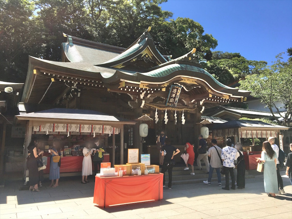 1206年に源実朝が創建した「辺津宮」は、3社のなかでも、一番人気のスポット
