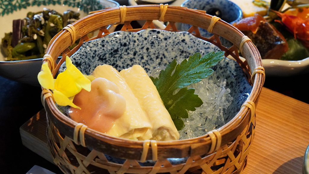京都に来たらぜひ味わいたい湯葉。口に入れると溶けてしまいそうな柔らかさがたまらない!