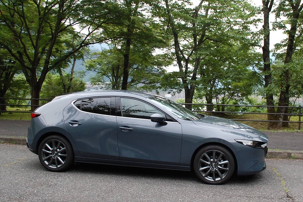 アクセラの後継モデルとなる「MAZDA3 FASTBACK」はハッチバックモデルを表している