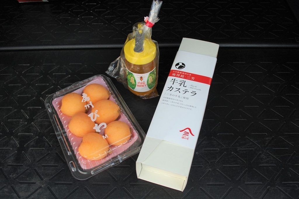 牛乳カステラは1,000円(税込み)。蜂蜜は1,400円(税込み)。房州びわは1,000円(税込み)