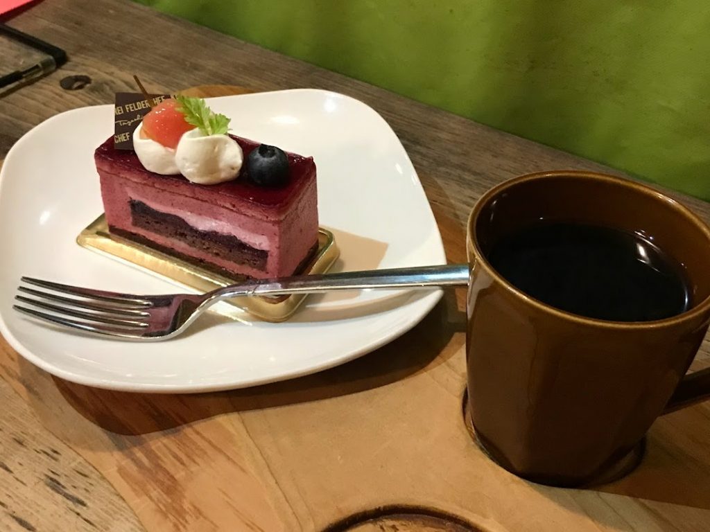ピンクサファイヤのように輝く「ローテ(453円税込み)」は、ベリーの風味が豊かなムース仕立てのケーキ。コーヒー(220円税込み)