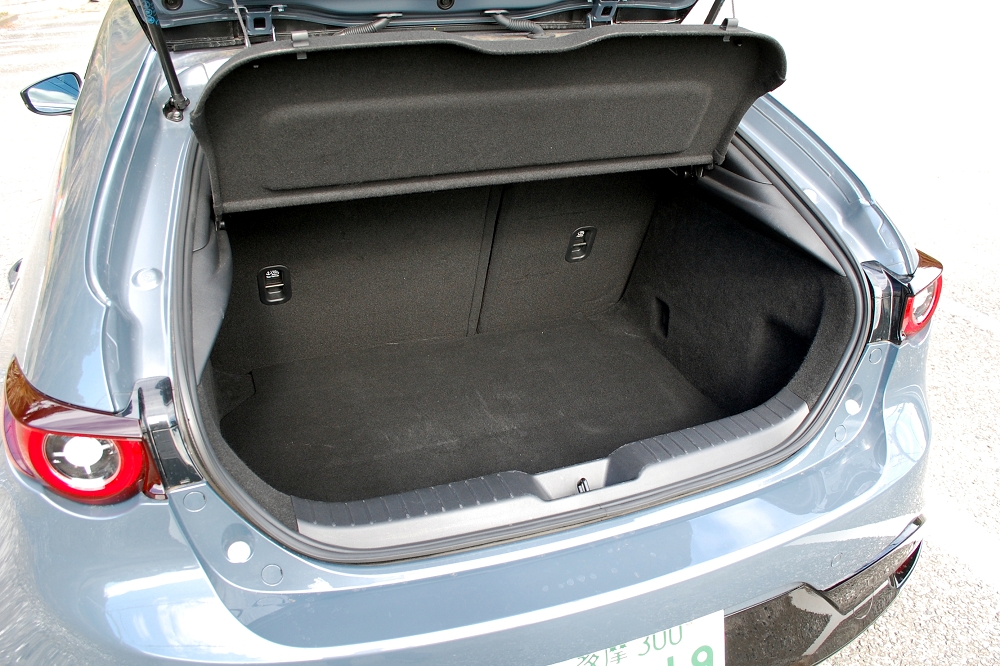 荷室の容量も十分。荷室から後部座席を前倒しにでき、より大きな荷物を積めるようになっている