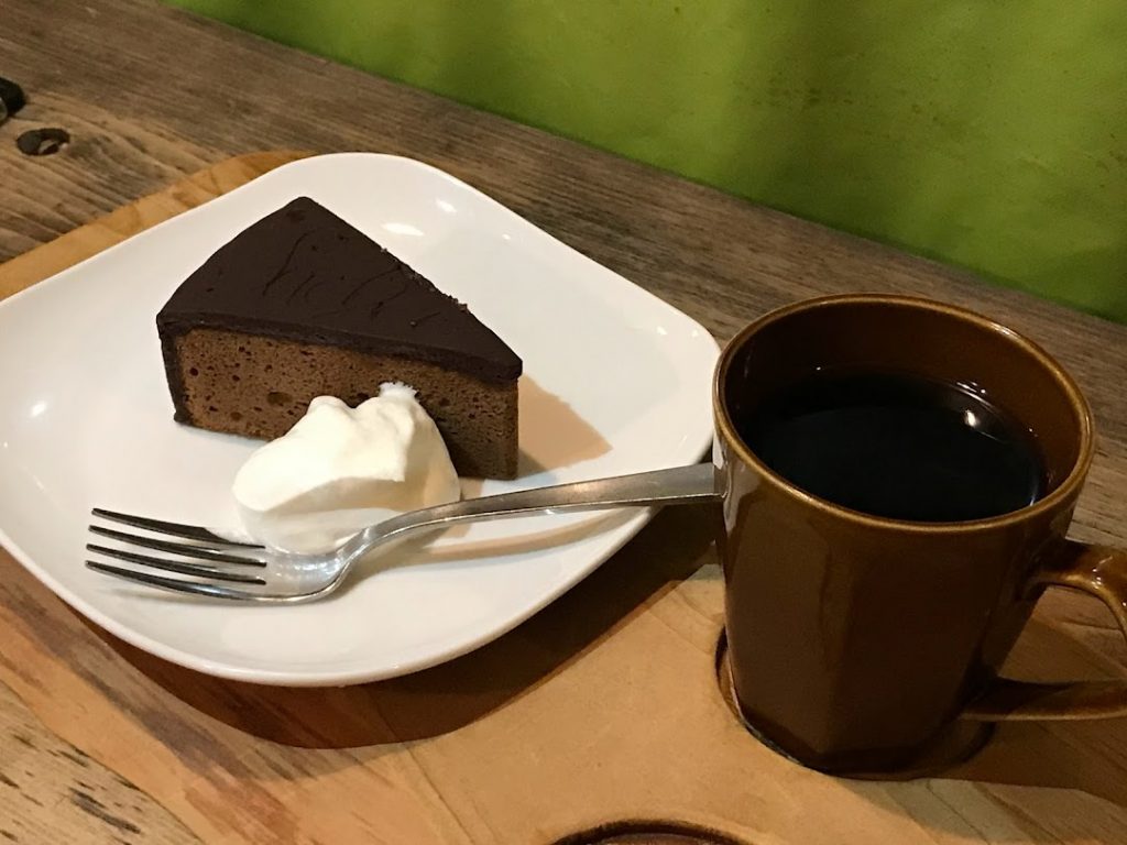 定番人気の「ザッハトルテ(432円税込み)」は、生クリームがセット。コーヒー(220円税込み)
