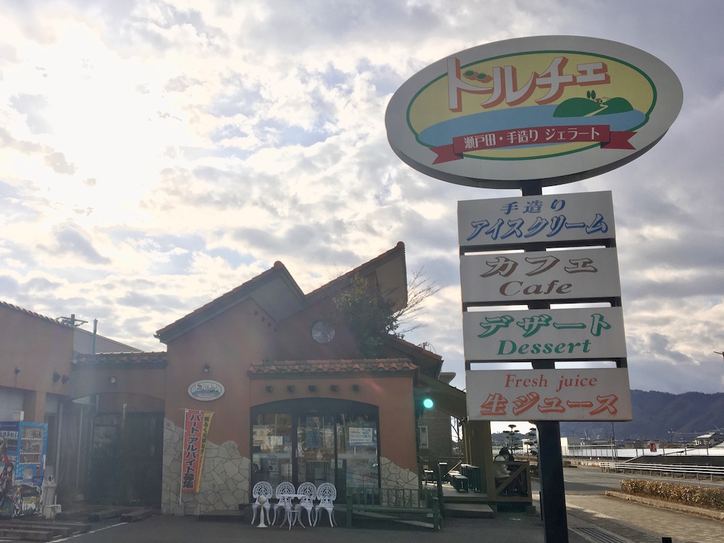 県道81号線にある「しまなみドルチェ」。大きな看板が目印