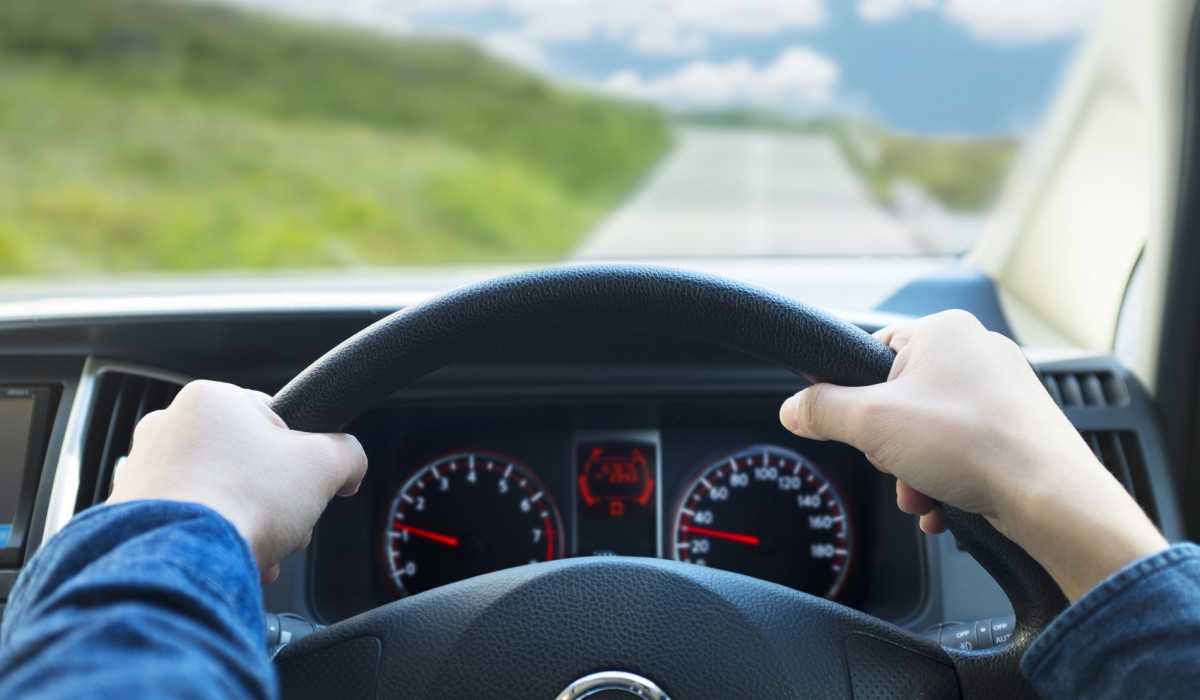 ドライブをしている運転手