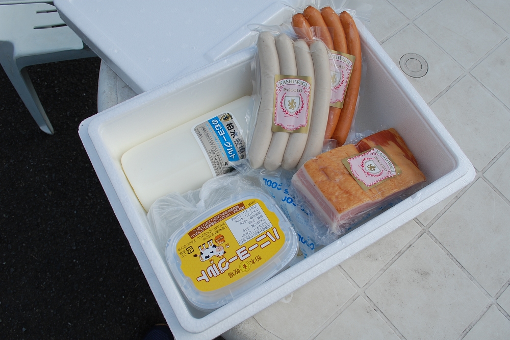 ブラートブルスト(白いソーセージ)は458円、チョリソーは458円、ベーコンブロック(300グラム)は1,200円、ハニーヨーグルトは248円、飲むヨーグルトは475円(すべて税込み)