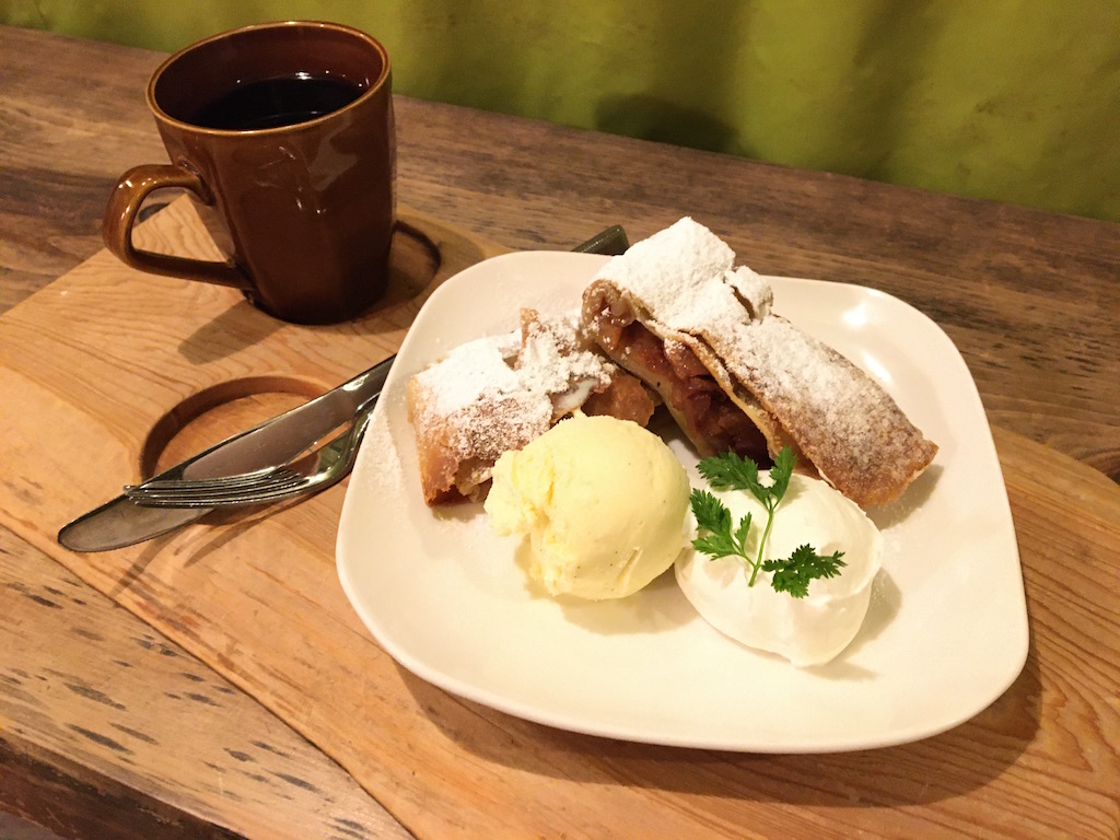 「アプフェルシュトゥルーデル(594円税込み)」はテイクアウトもできるが、店内で食べると温めてくれる。コーヒー(220円税込み)