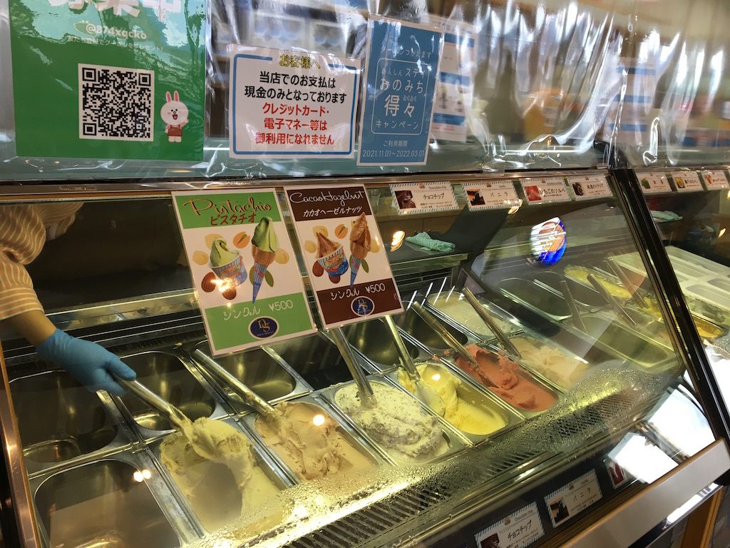 10種類以上もあるジェラート。瀬戸田地方とあってレモンやデコポンなどの柑橘系ジェラートが多め