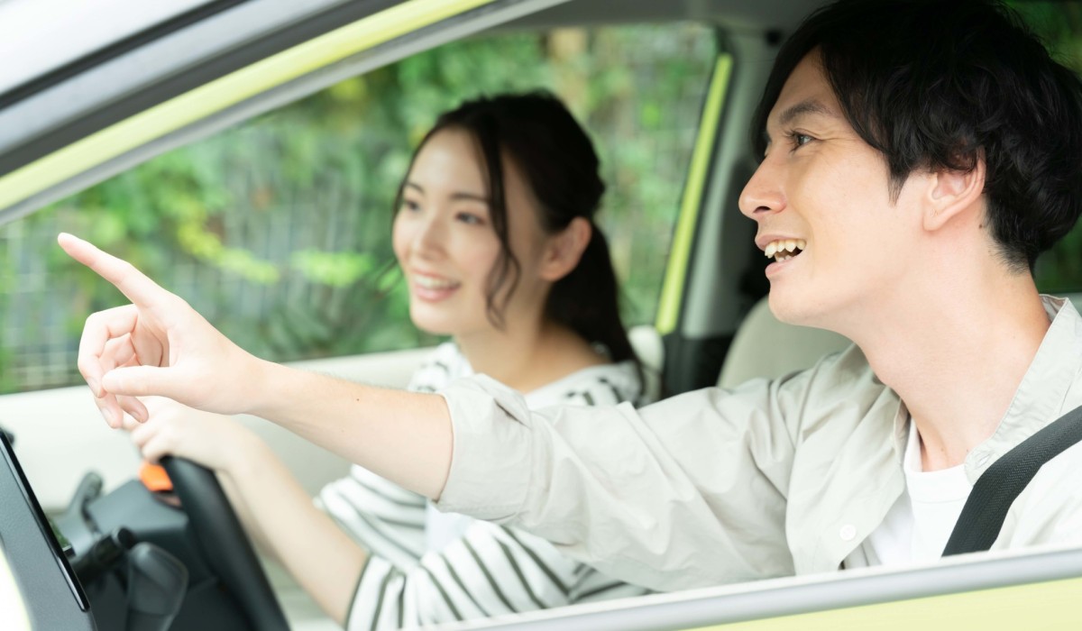 カーシェアを利用する夫婦