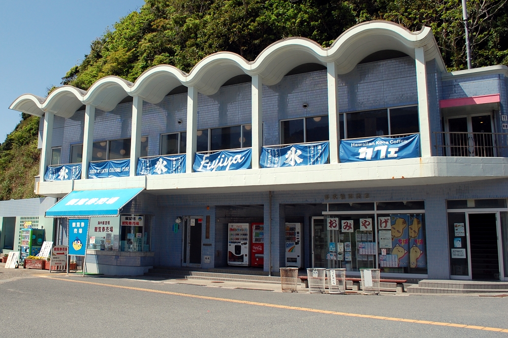 「富士家」は管理センター2階で営業中。入り口は1階、管理センター隣（画像の右下）にある。2階から入店することはできないので注意