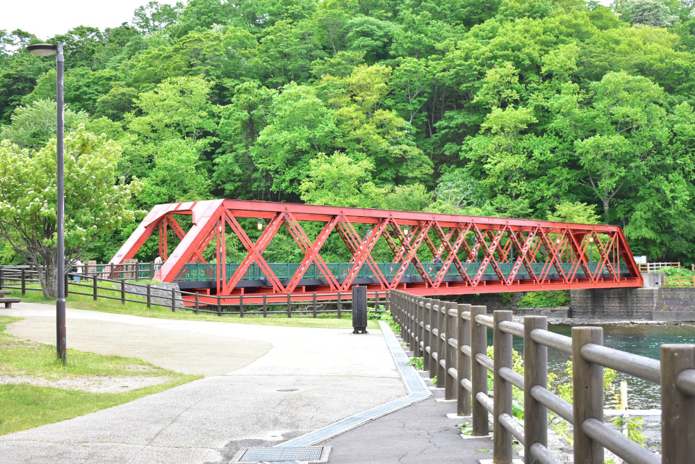 鉄骨がX型に組まれたダブルワーレントラス橋の「山線鉄橋」はイギリスから輸入されたもの