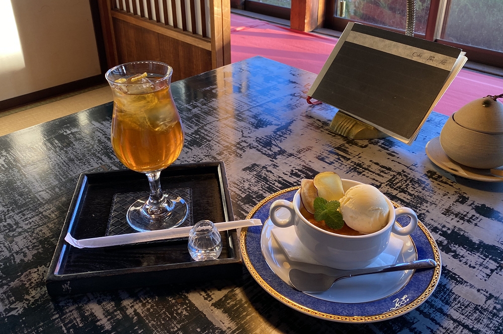 スイートポテトブリュレは690円、トッピングのアイスは150円。スイートポテトとブリュレが二層になっており、意外な相性のよさを発揮! 季節の紅茶は550円(すべて税込み)