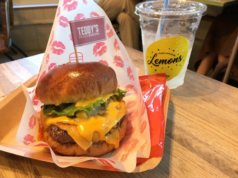 「チェダーチーズバーガー」(税込み1,100円)。とろけるチーズが食欲をそそる、ボリュームたっぷりのハンバーガー